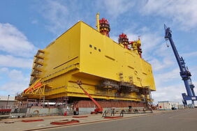 Konverterstation Dolwin gamma: Der Koloss von 18.000 Tonnen Gewicht wurde bei Nordic Yards in Rostock-Warnemünde gebaut.