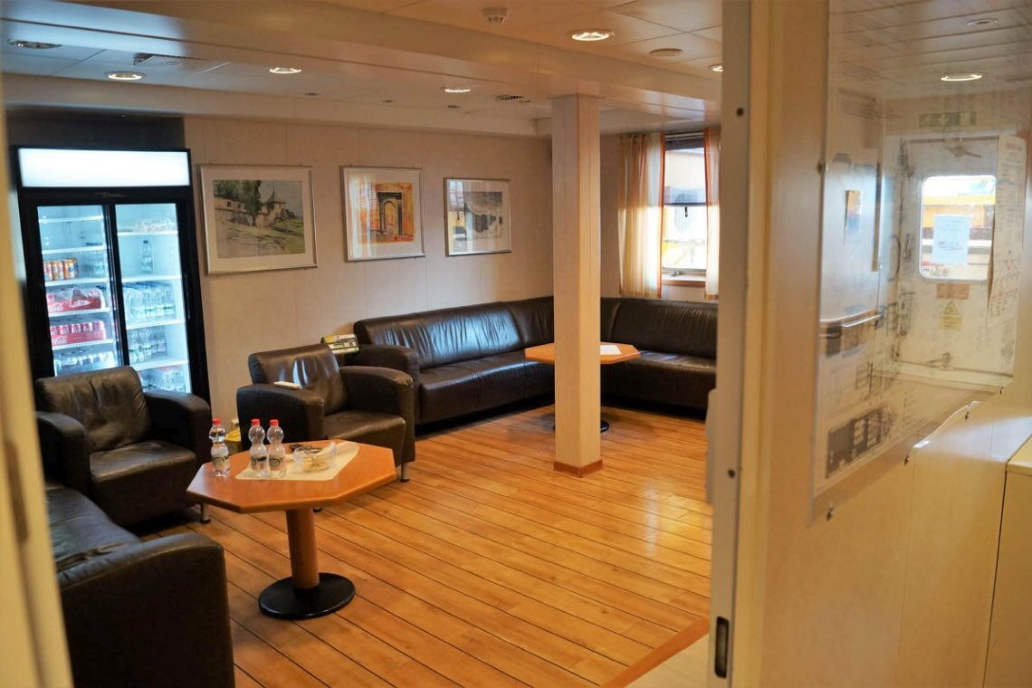 Offshore-Windpark Borkum Riffgrund: Im Aufenthaltsraum der „Edda Fjord" können die Arbeiter zwischen den Schichten entspannen.