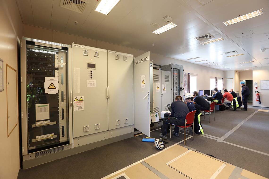 Kontrollraum der Konverterstation Dolwin gamma: Von hier aus werden bis zu 900 Megawatt Energie nahezu verlustfrei ans Festland geschickt.