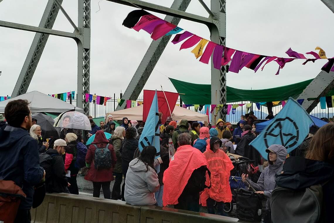 Vancouver: Extinction Rebellion blockiert die Burrard Street Bridge.