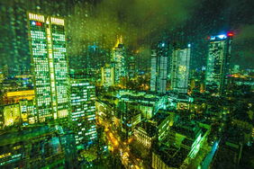 Das Frankfurter Bankenviertel bei Nacht: Wenn die EU klimaneutral werden will, muss deutlich mehr Geld in den Klimaschutz fließen. Grüne Anlageprodukte (Green Finance) sind ein Schlüssel dazu.