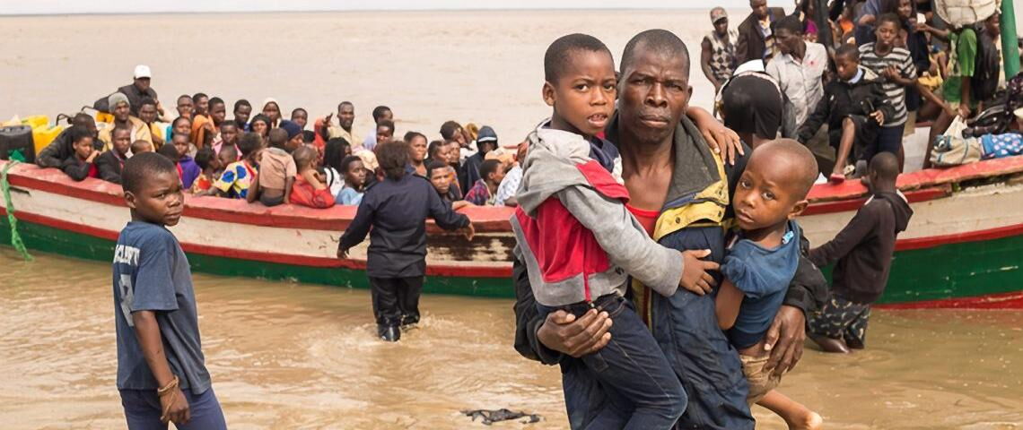 Zyklon Idai in Mosambik: Opfer des Wirbelsturms treffen per Boot in einem Hilfscamp in Beira ein.