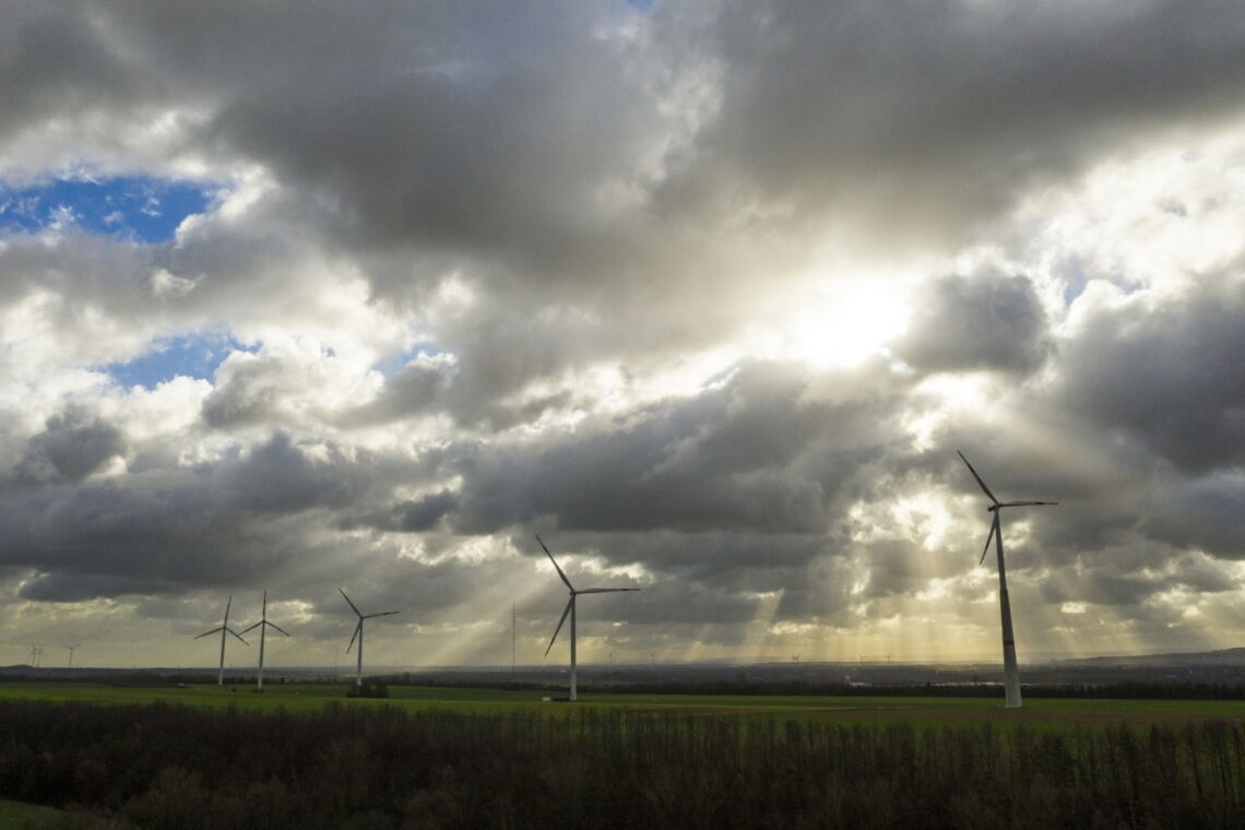 Ob Windräder oder Solaranlagen die günstigere Form der Stromerzeugung sind, hängt von den Rahmenbedingungen an verschiedenen Standorten ab. In technologieoffenen Auktionen treten sie dennoch gegeneinander an – was zu verzerrten Ergebnissen führen kann.