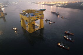 Konverterstation DolWin epsilon: Die gewaltige Plattform wird per Schiff von Singapur zur Endmontage nach Haugesund in Norwegen transportiert. Foto: TenneT