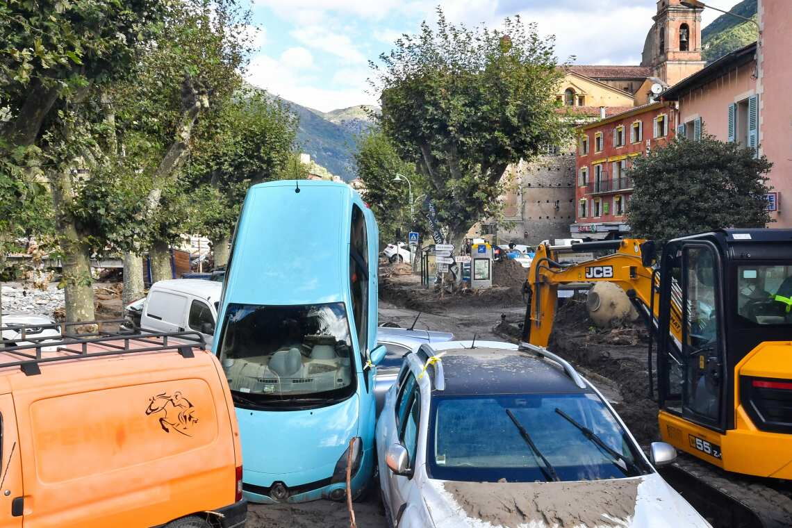 Sturmschäden 2020 in Frankreich: In Breil-sur-Roya haben die Wassermassen eines Flusses Autos ineinandergeschoben.