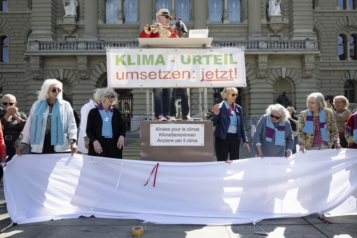 Protestaktion der „Klimaseniorinnen“: Die Frauen aus der Schweiz haben 2024 vor dem Europäischen Gerichtshof für Menschenrechte durchgesetzt, dass ihr Land mehr für den Klimaschutz tun muss.