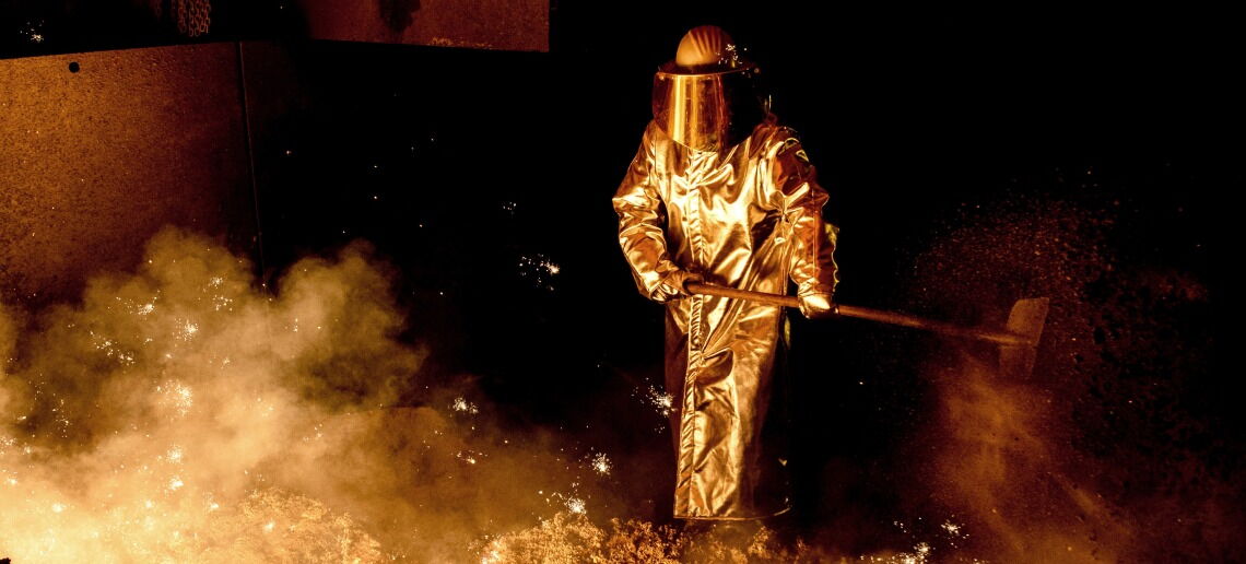 Stahlabstich bei der Salzgitter AG: Der Konzern trimmt seine Produktion auf Klimaneutralität. Mithilfe von Wasserstoff will er grünen Stahl erzeugen.