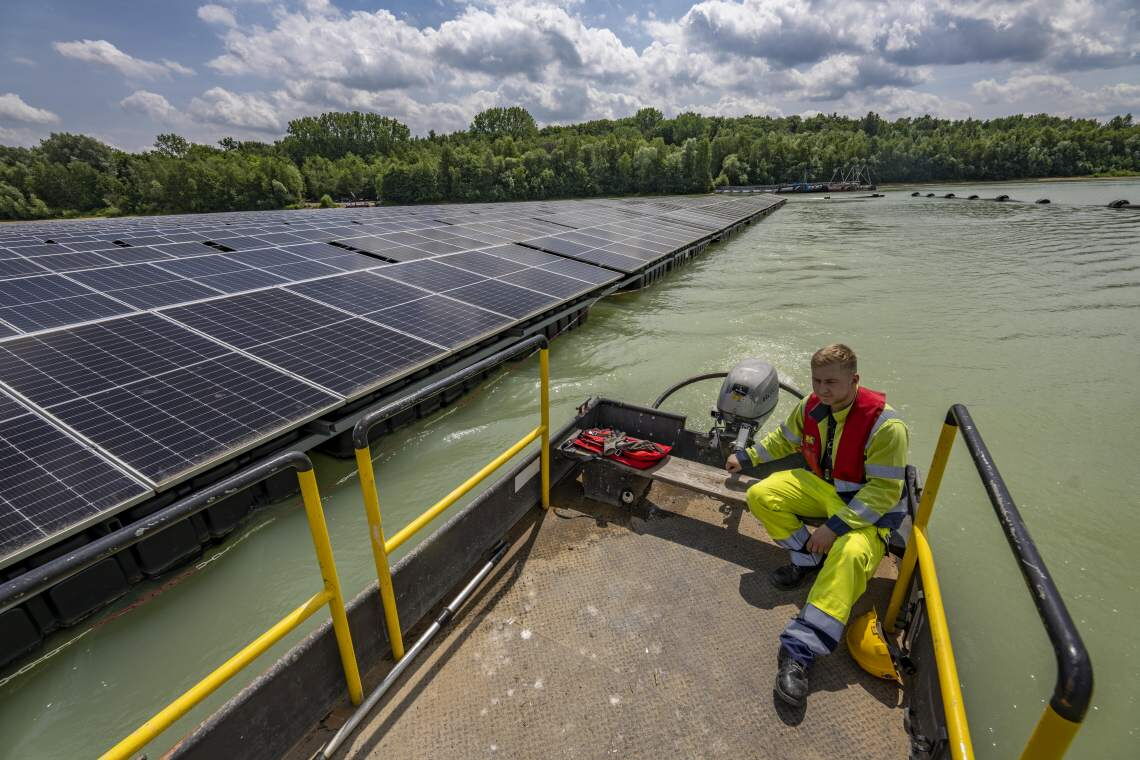 Schwimmender Solarpark auf dem Silbersee, einem Baggersee bei Haltern in Nordrhein-Westfalen.