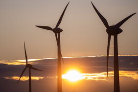 Sonnenuntergang hinter einem Windpark: Die Krise der Windenergie in Deutschland hat sich seit Jahren abgezeichnet.