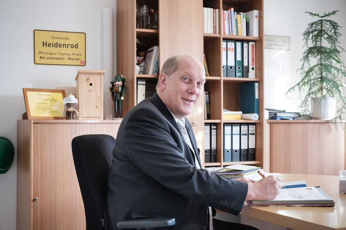 Volker Diefenbach ist Bürgermeister von Heidenrod im Taunus: Die Gemeinde hat einen Windpark gebaut und saniert aus den Erträgen ihre Haushaltskasse. Foto: Martin Magunia für EnergieWinde.