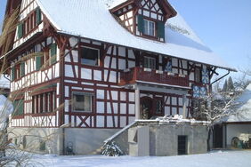 Wärmepumpe vor Fachwerkhaus: Laut einer Studie von Agora Energiewende heizen die Anlagen selbst unsanierte Altbauten günstiger als Erdgaskessel.