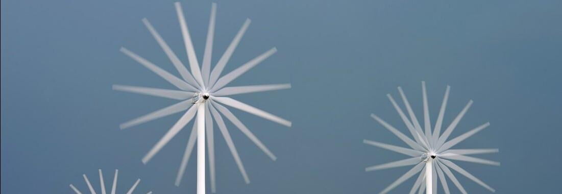 Die Leistung steigt – aber Windräder mit 15 Flügeln wird man vermutlich auch in Zukunft nicht sehen. (Diese hier haben aber eigentlich auch nur drei. Der Effekt entsteht durch eine Mehrfachbelichtung.)