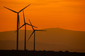 Alte Windräder, die keine Vergütung über das Erneuerbare-Energien-Gesetz (EEG) mehr bekommen, können oft mithilfe von PPA weiterbetrieben werden.