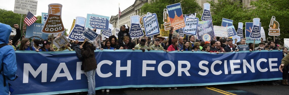 Auf dem „March for Science“ protestieren Forscher in aller Welt 2017 gegen die Verbreitung „alternativer Fakten“. Auslöser waren wissenschaftsfeindliche Äußerungen Donald Trumps. Er hatte die Erderhitzung als „Erfindung der Chinesen" bezeichnet.