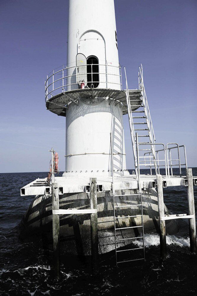 Offshore-Windpark Vindeby: Die Türme sind stehen auf Betonsockeln und sind über hölzerne Zugänge zu erreichen.