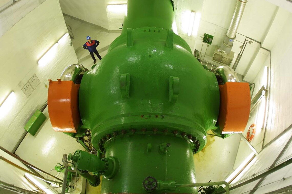 Rund 100 Kilometer nördlich von Kvilldal liegt an den Ausläufern des Hardangerfjords das Wasserkraftwerk Sima. Es ist das zweitgrößte des Landes nach Kvilldal und gehört ebenfalls dem Energieversorger Statkraft. Hier ist einer der Generatoren  zu sehen.