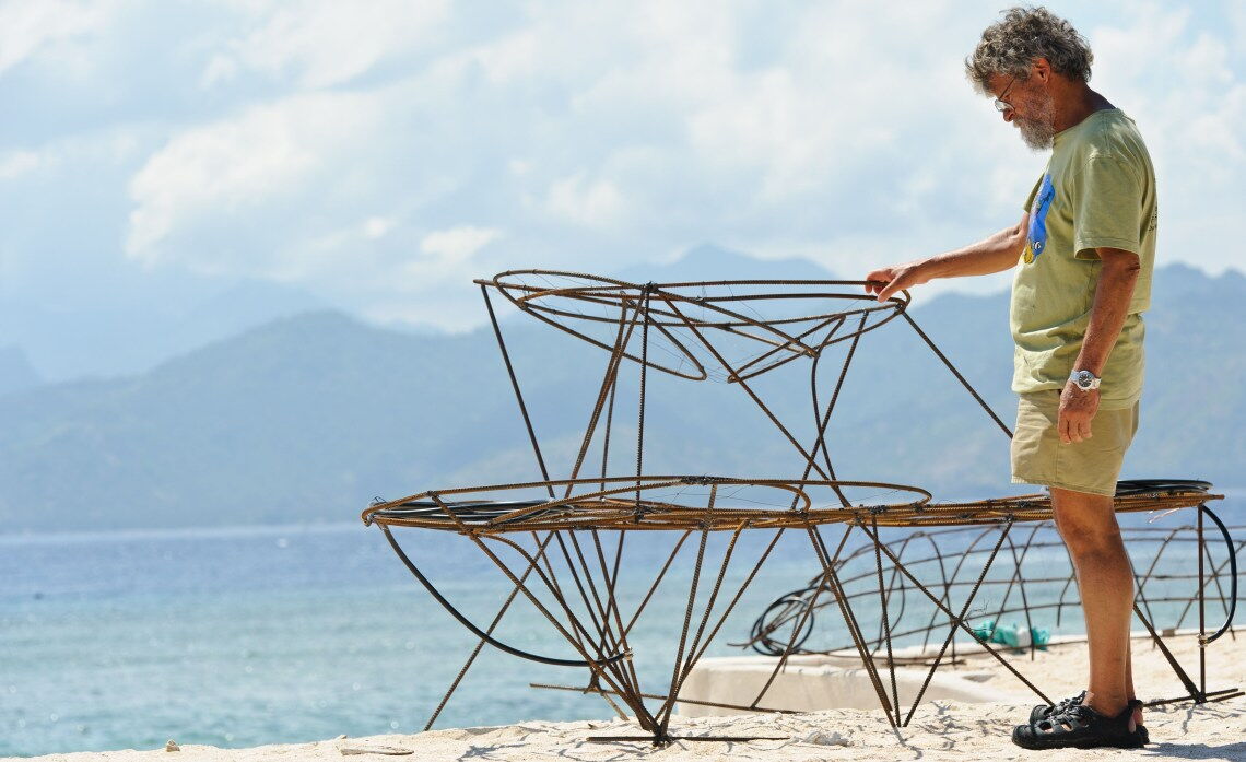 Der Meeresbiologe und Biochemiker Tom Goreau auf Lombok (Indonesien) vor einer Biorock-Struktur: Darauf soll ein künstliches Korallenriff wachsen.