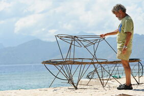 Der Meeresbiologe Tom Goreau auf Lombok (Java, Indonesien) vor einer Biorock-Struktur, auf der ein künstliches Riff wachsen soll..