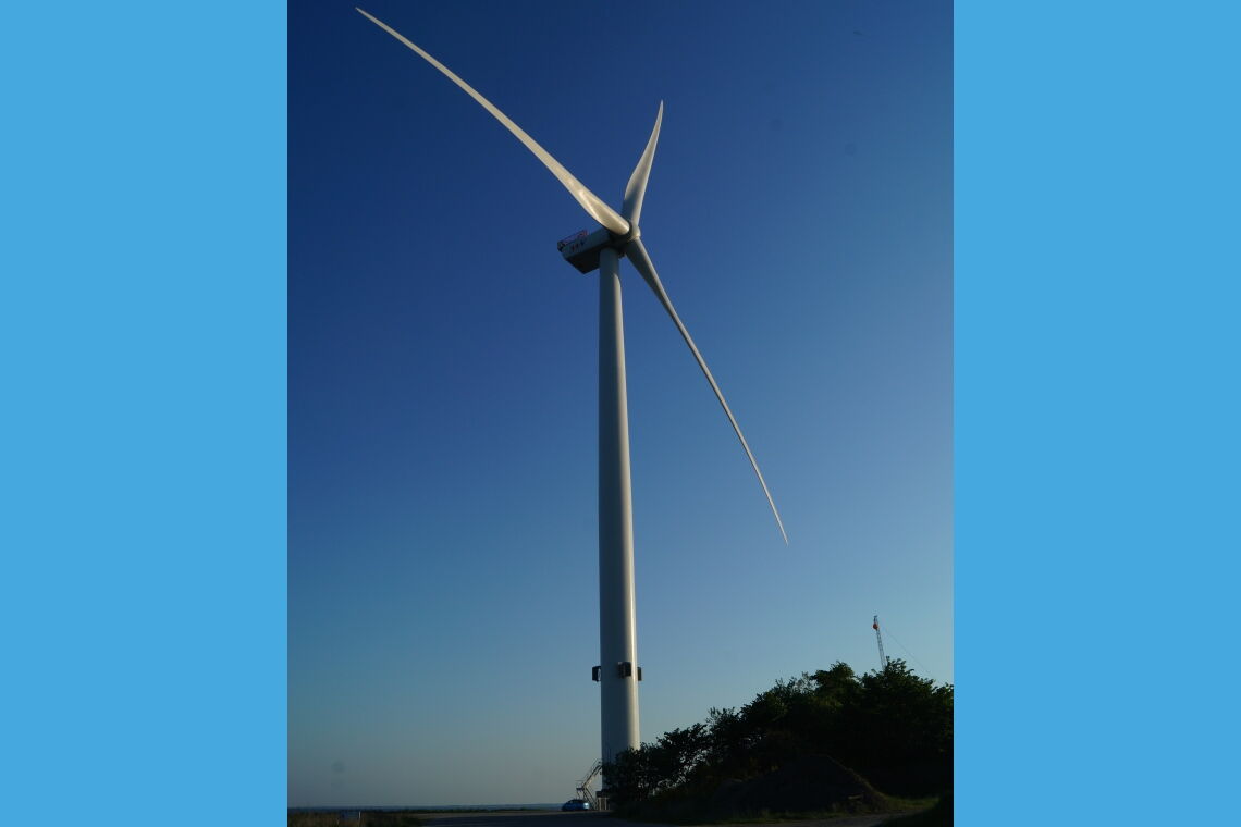 Windrad an der dänischen Nordseeküste nahe Esbjerg.