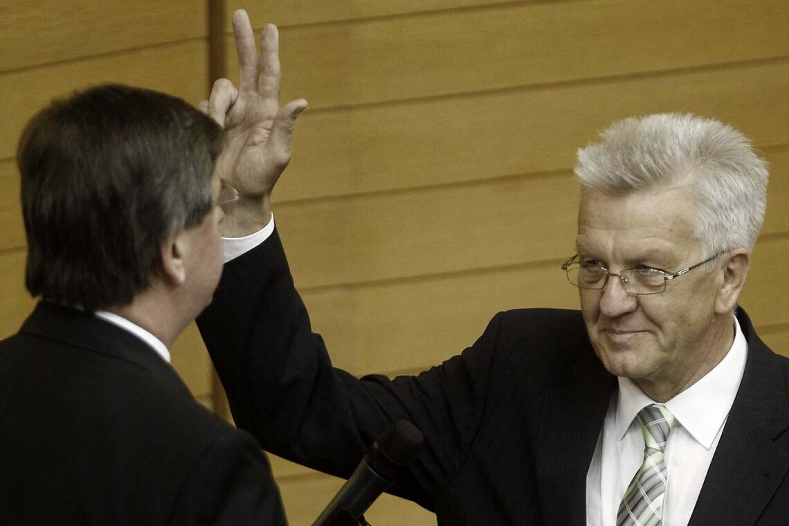 Rund zwei Wochen nach Fukushima kommt es in Baden-Württemberg zu einem historischen Machtwechsel: Nach 58 Jahren CDU lenkt Bündnis 90/Die Grünen künftig die Geschicke des Landes und Windfried Kretschmann wird der erste grüne Ministerpräsident.