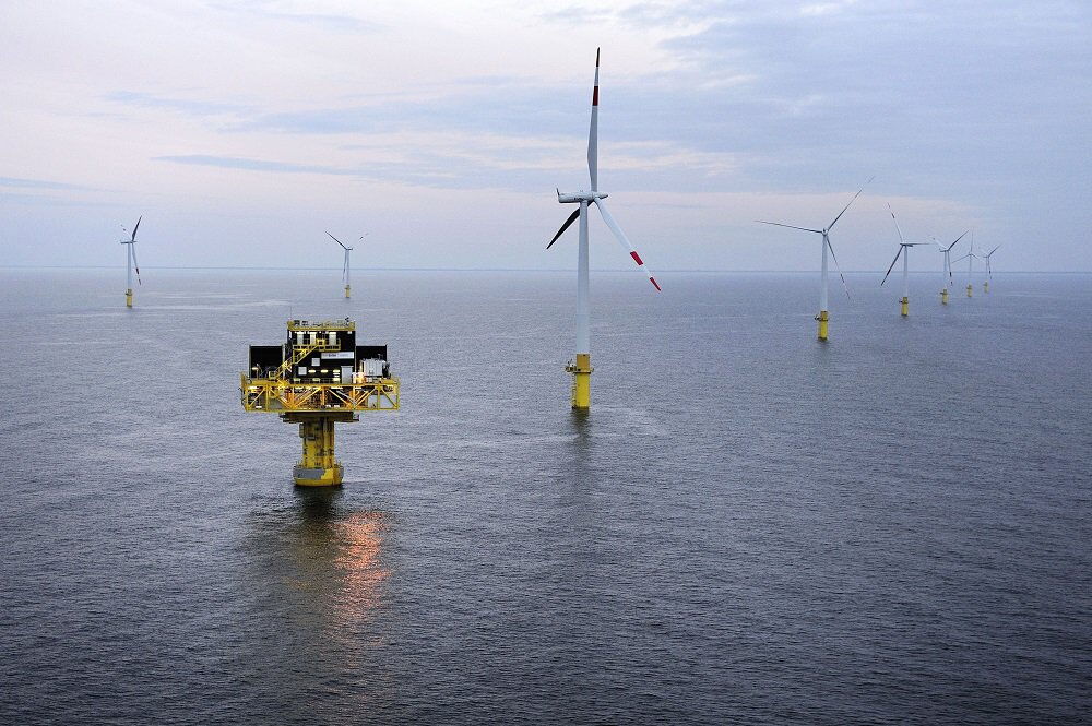 Offshore-Windpark Baltic 1: Das Bild zeigt die Umspannstation und einige Windräder des ersten Windparks in der deutschen Ostsee.