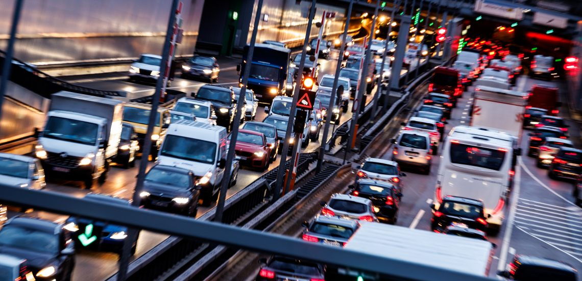 Berufsverkehr in München: Durch den steigenden CO2-Preis steigen die Spritpreise. Die Einführung eines Klimagelds soll das ausgleichen.