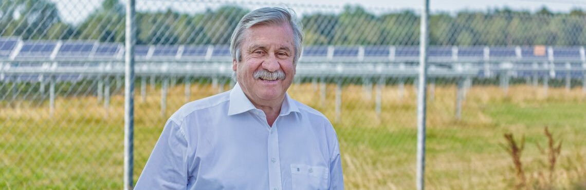Dietmar Schütz, vor 20 Jahren als Teil der Viererbande Co-Autor des Erneuerbare-Energien-Gesetzes (EEG), am Solarpark auf dem früheren Oldenburger Fliegerhorst.