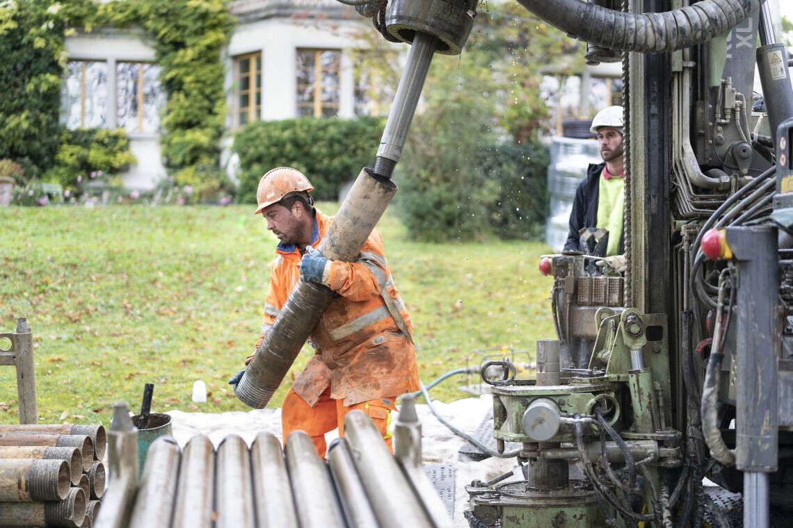 Bohrung für eine Erdwämesonde im Garten eines Hauses: Wärmepumpen können Energie aus der Außenluft, aus dem Grundwasser oder aus dem Untergrund ziehen.