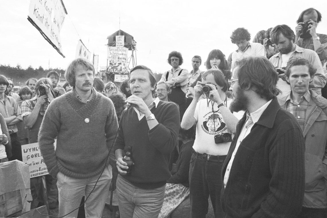 Gerhard Schröder in Gorleben: Der damalige Juso-Chef spricht mit einer Bierflasche in der Hand zu den Atomkraftgegnern.