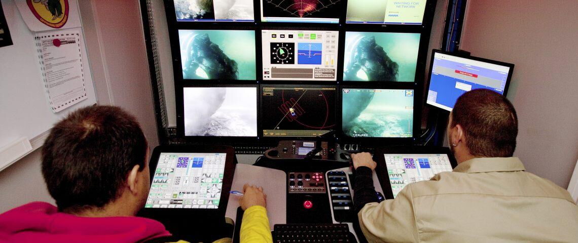 Suche nach Altmunition in der Nordsee: Zwei Männer im Kontrollstand eines Schiffs zur Kampfmittelbergung in der Trasse des Offshore-Windparks Riffgat.