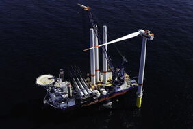 Bau eines Offshore-Windparks: Die Leistung der Turbinen ist in den vergangen Jahren rasant gewachsen. Neuste Anlagen schaffen bereits 15 Megawatt.