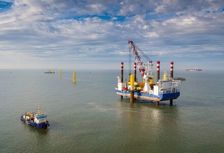 Offshore-Windpark Nordergründe: Auf dem Bild läuft der Bau der Anlagen noch, inzwischen ist Nordergründe aber in Betrieb.