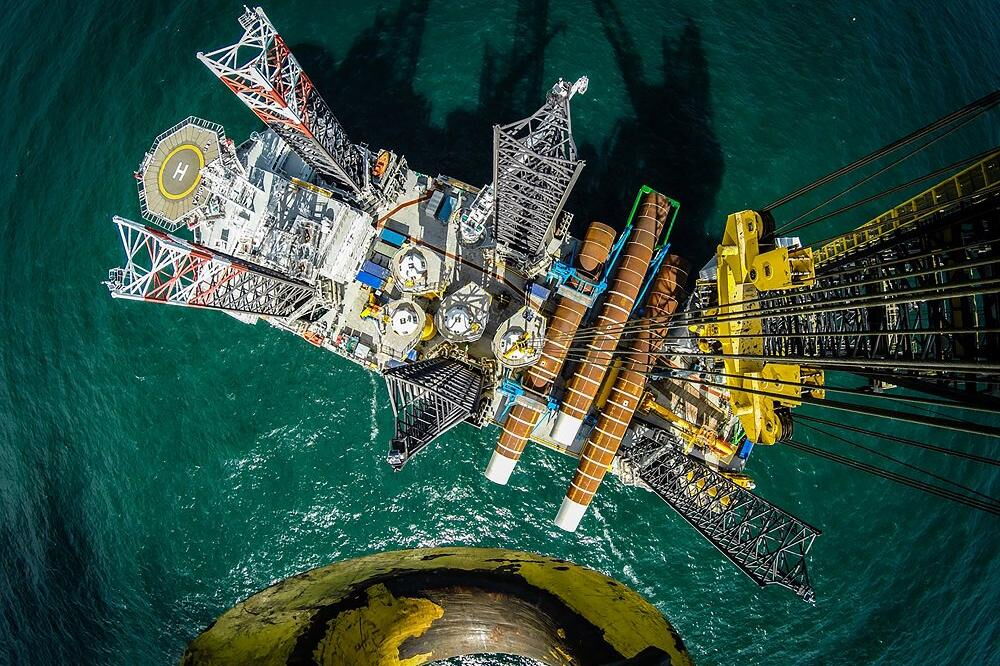 Offshore-Windpark Sandbank von Vattenfall: Sepktakuläre Aufnahme vom Bau eines der gewaltigen Windräder.