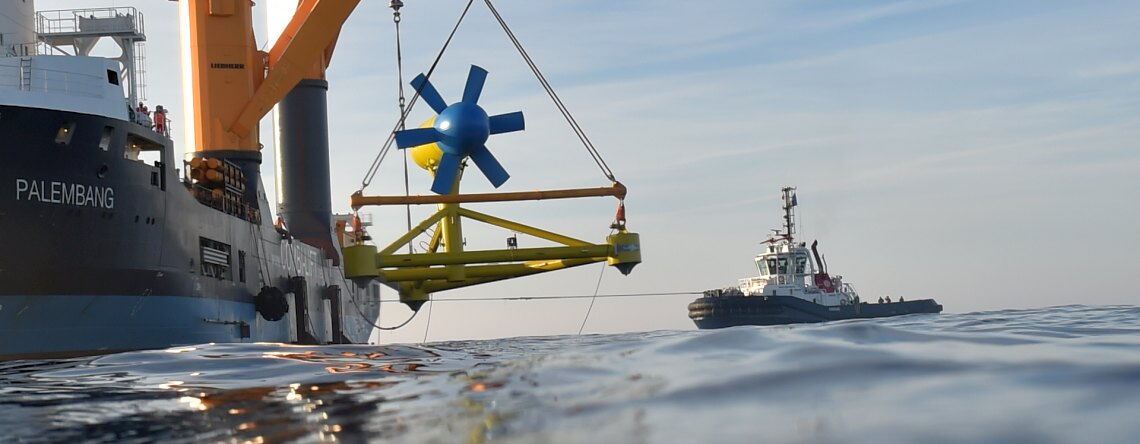 Frankreich setzt auf Meeresenergie: Hier wird eine Strömungsturbine in der Bretagne zu Wasser gelassen. Sie kann bis zu 1,1 Megawatt Strom erzeugen. Foto: Sabella Balao