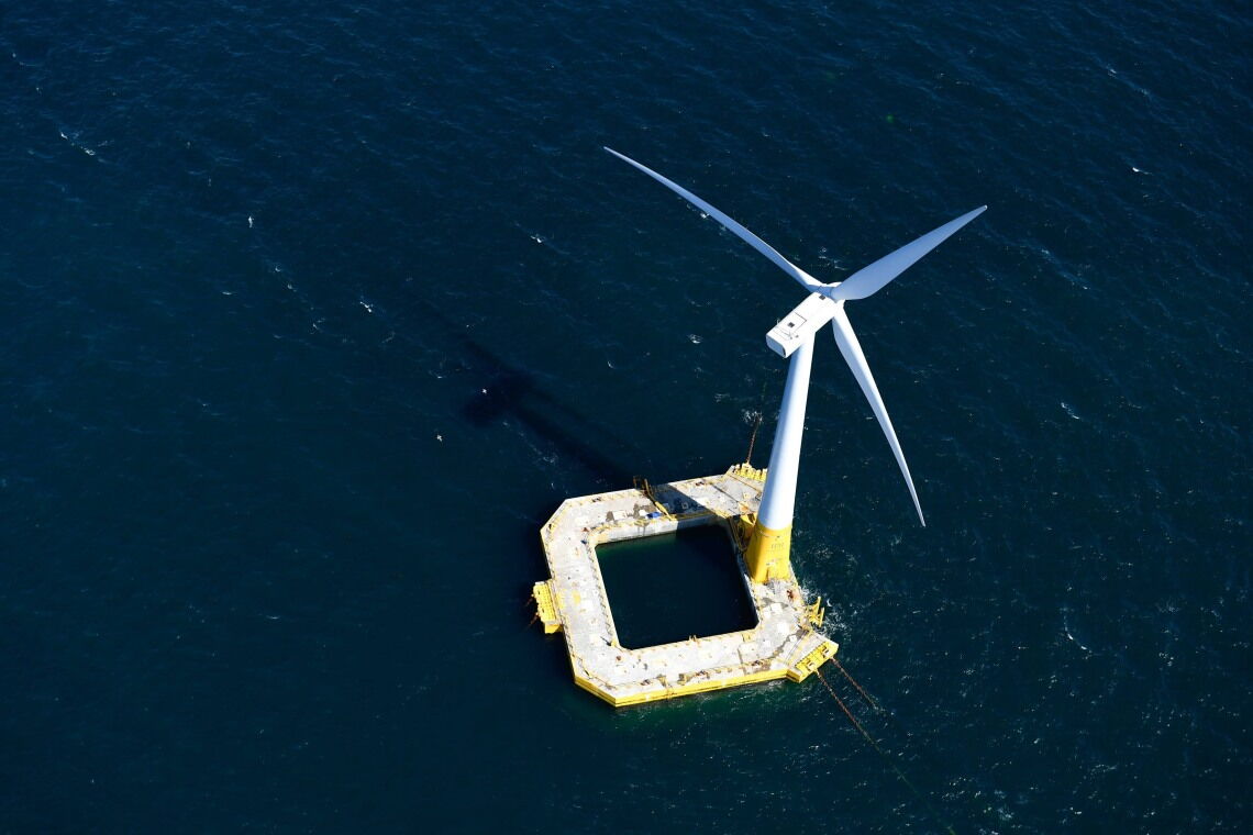 Schwimmendes Offshore-Windrad vor der Bretagne in Frankreich: Das Projekt Floatgen des französischen Unternehmens Ideol liefert seit 2018 Strom.