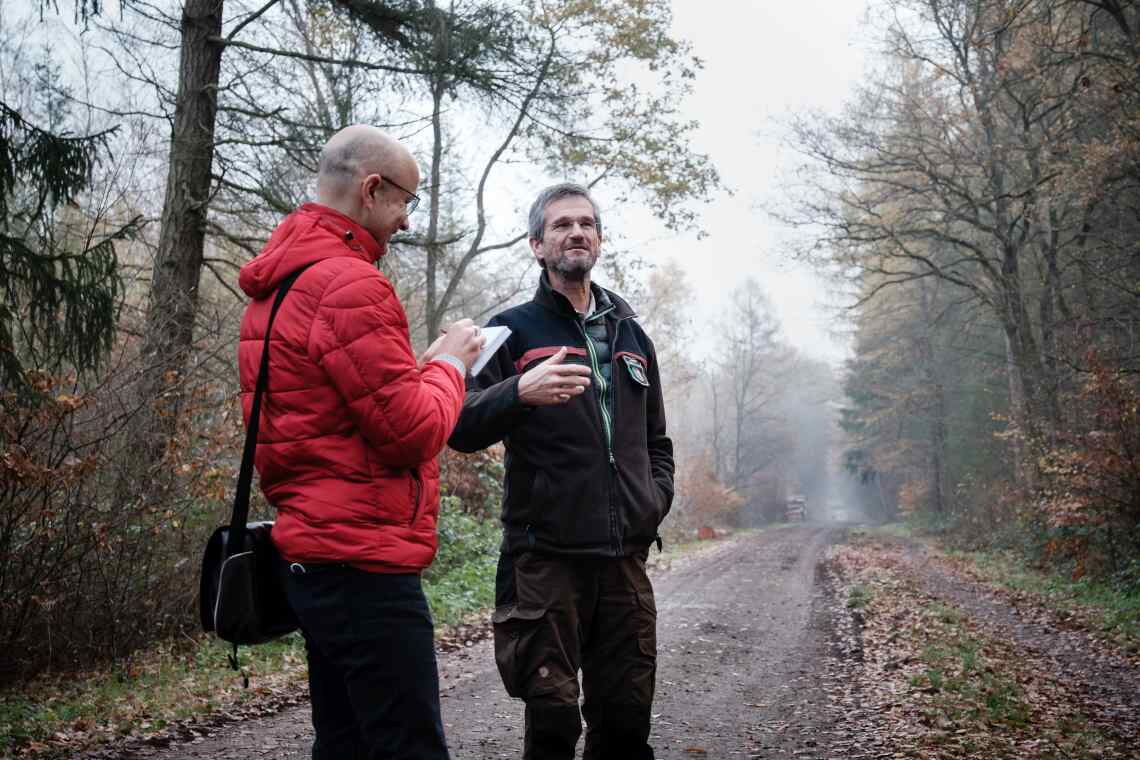 Förster Uwe Schölmerich (rechts) im Gespräch mit EnergieWinde-Autor Heimo Fischer über die Schäden durch die Klimakrise.