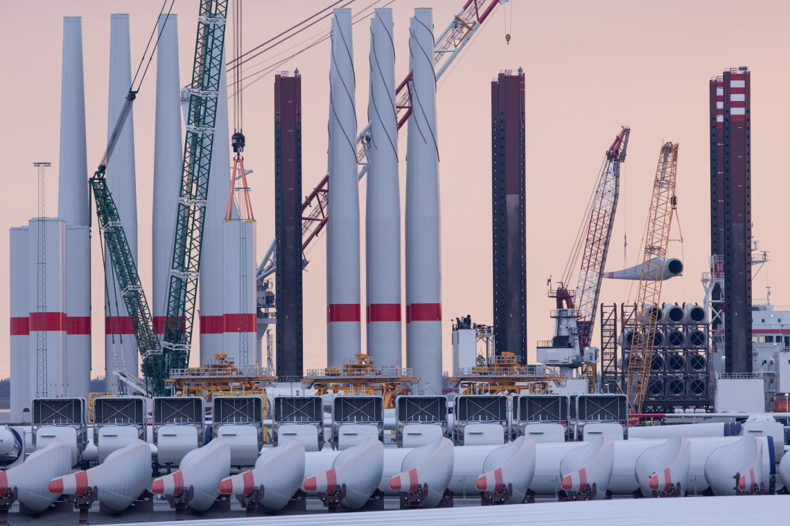 Offshore-Windrad-Bauteile warten im Hafen von Esbjerg auf die Verschiffung: Dänemark war das erste Land der Welt, in dem Windräder auf See gebaut wurden.