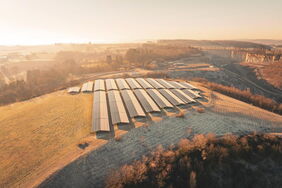 Solarpark in Baden-Württemberg: Währen große Anlagen in der Regel steuerbar sind, lassen sich kleinere oft nicht aus der Ferne abschalten, wenn eine Überlastung des Stromnetzes droht.