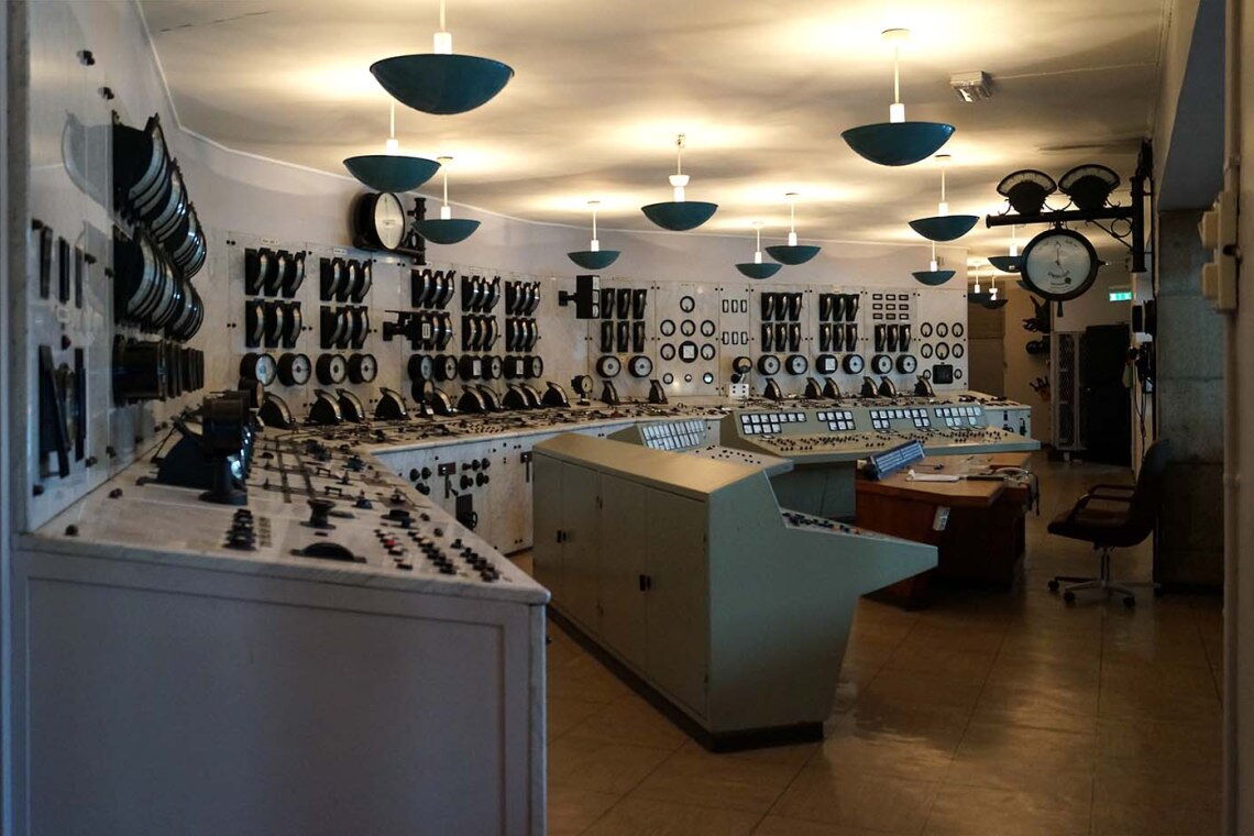 Die Schaltzentrale: Von hier aus wurde das Wasserkraftwerk Tyssedal gesteuert. Unzählige Knöpfe, Hebel und Uhren sind in die marmorverkleideten Wände eingelassen.