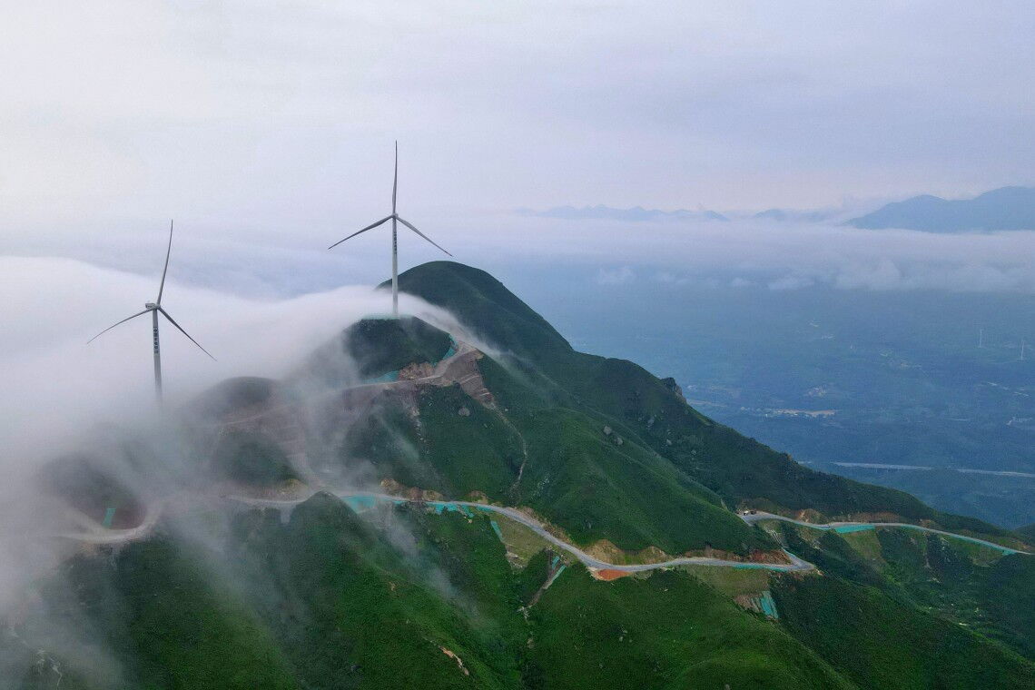 Windräder in China: In keinem Land der Welt wurden 2020 mehr Turbinen errichtet. Fast die Hälfte der 1,2 Millionen Stellen in der Windenergie entfällt auf China.