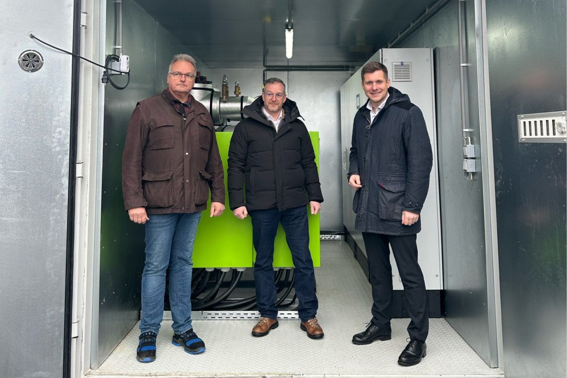„Als ob die ganze Welt auf uns schaut“: Marco Krasser (Mitte) präsentiert mit Bürgermeister Nicolas Lahovnic (rechts) und Stadtwerke-Mitarbeiter Thomas Ködel eine Power-to-Heat-Anlage, die 2024 in Betrieb ging. Sie hilft, das Stromnetz und die Wärmeversor