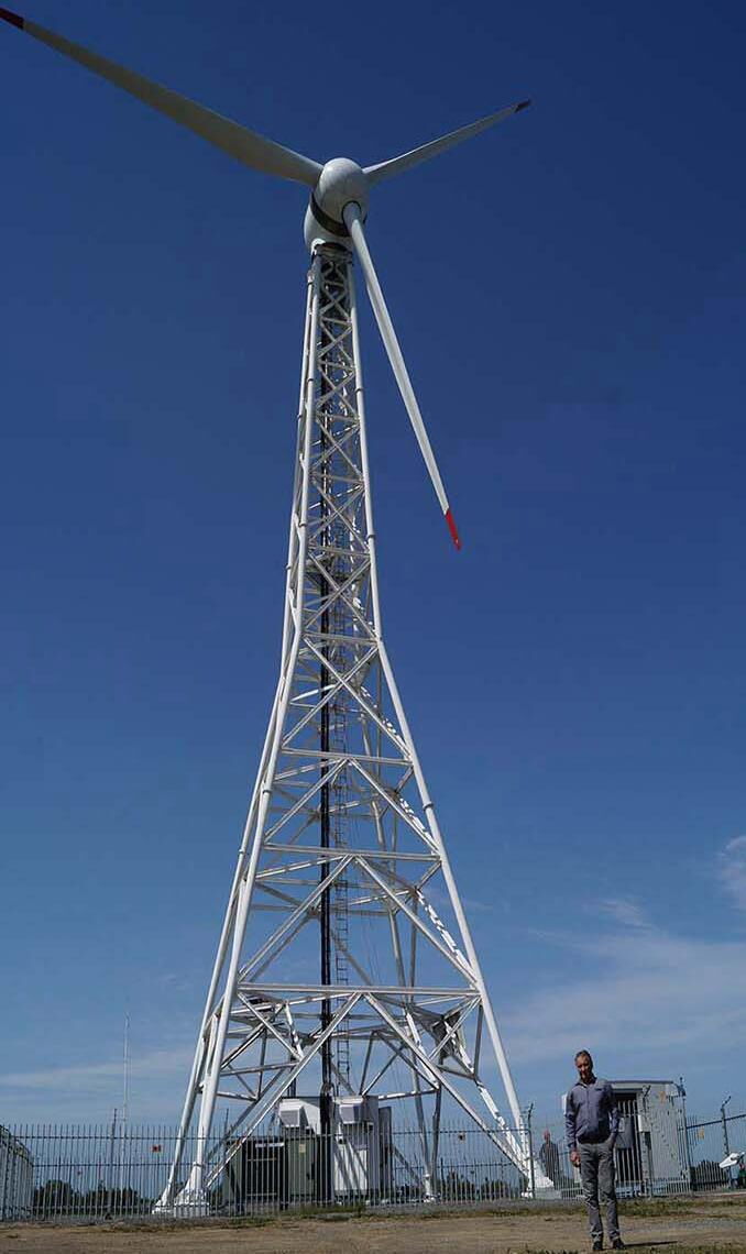 Windenergie in Südafrika: Mark Ristow, Chef von Adventure Power, vor einem Prototyp seiner Firma.