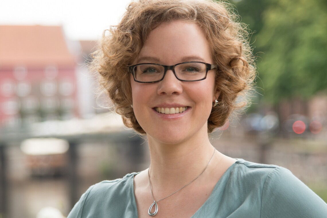 Julia Verlinden, energiepolitische Sprecherin der Grünen im Bundestag, lehnt Konzessionsabgaben in der Offshore-Windenergie ab und spricht sich stattdessen für die Einführung von Contracts for Difference (CfD) aus.