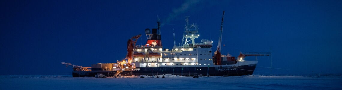 Mosaic-Expedition: Der deutsche Forschungseisbrecher Polarstern liegt in der Dunkelheit des Polarwinters an einer Eisscholle nahe dem Nordpol.