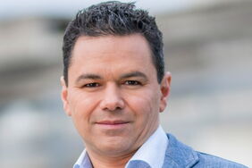 Der Klima-Experte und Wettermoderator Özden Terli vermittelt in seinen Wettervorhersagen und in Beiträgen auf Twitter wichtige Fakten und Grundkenntnisse über den Klimawandel.