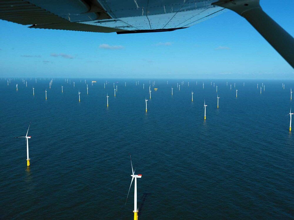 Offshore-Windpark Meerwind: Auf diesem Luftbild aus dem Helikopter erstrecken sich die Windräder bis zum Horizont.