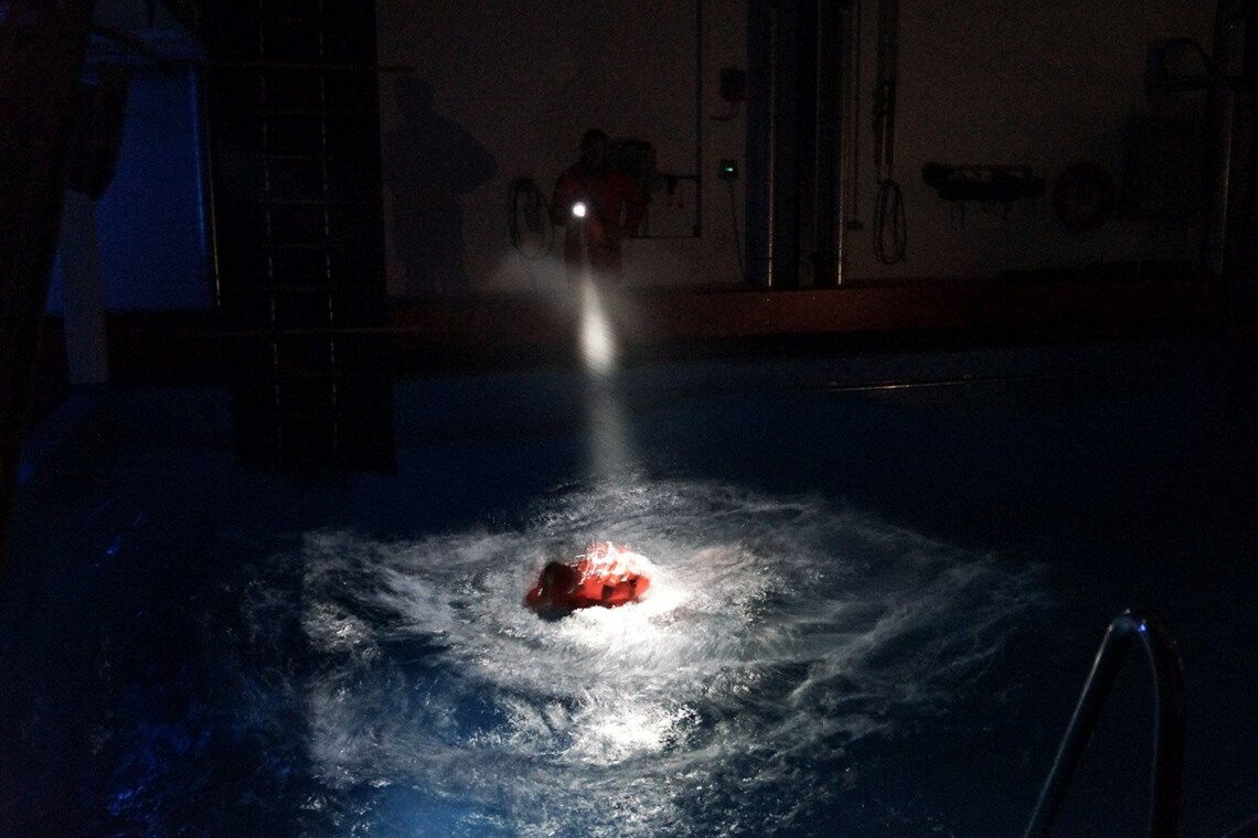 Sea-Survival-Training bei Falck in Bremerhaven: Hier lernen Mitarbeiter von Offshore-Windparks, wie sie den Katastrophenfall überleben.