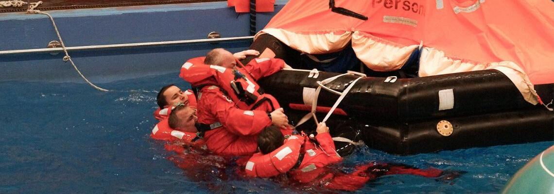 Sea-Survival-Training bei Falck in Bremerhaven: Hier lernen Mitarbeiter von Offshore-Windparks, wie sie den Katastrophenfall überleben.