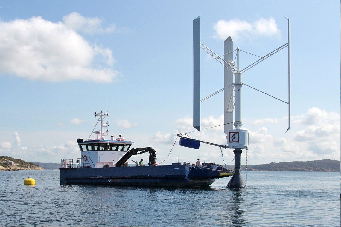 SeaTwirl: Wartung des Prototyps eines schwimmenden Vertikalwindrads.