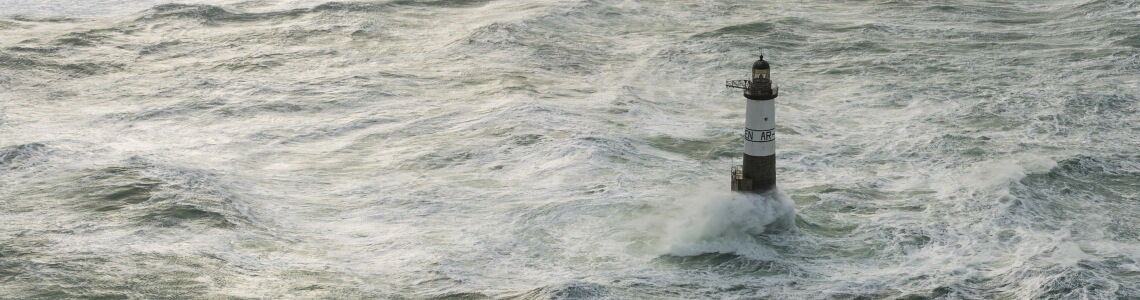 Leuchtturm Ar-Men einsam im Wellenmeer vor der Küste der Bretagne. Künftig sollen im französischen Atlantik auch Offshore-Windräder stehen – oder schwimmen.